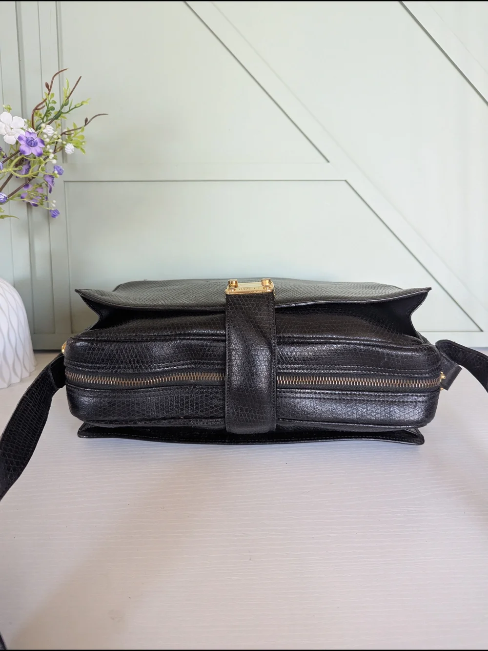 Vintage Fendi crossbody/shoulder bag from aroundthe 1970s or 1980s. It feature